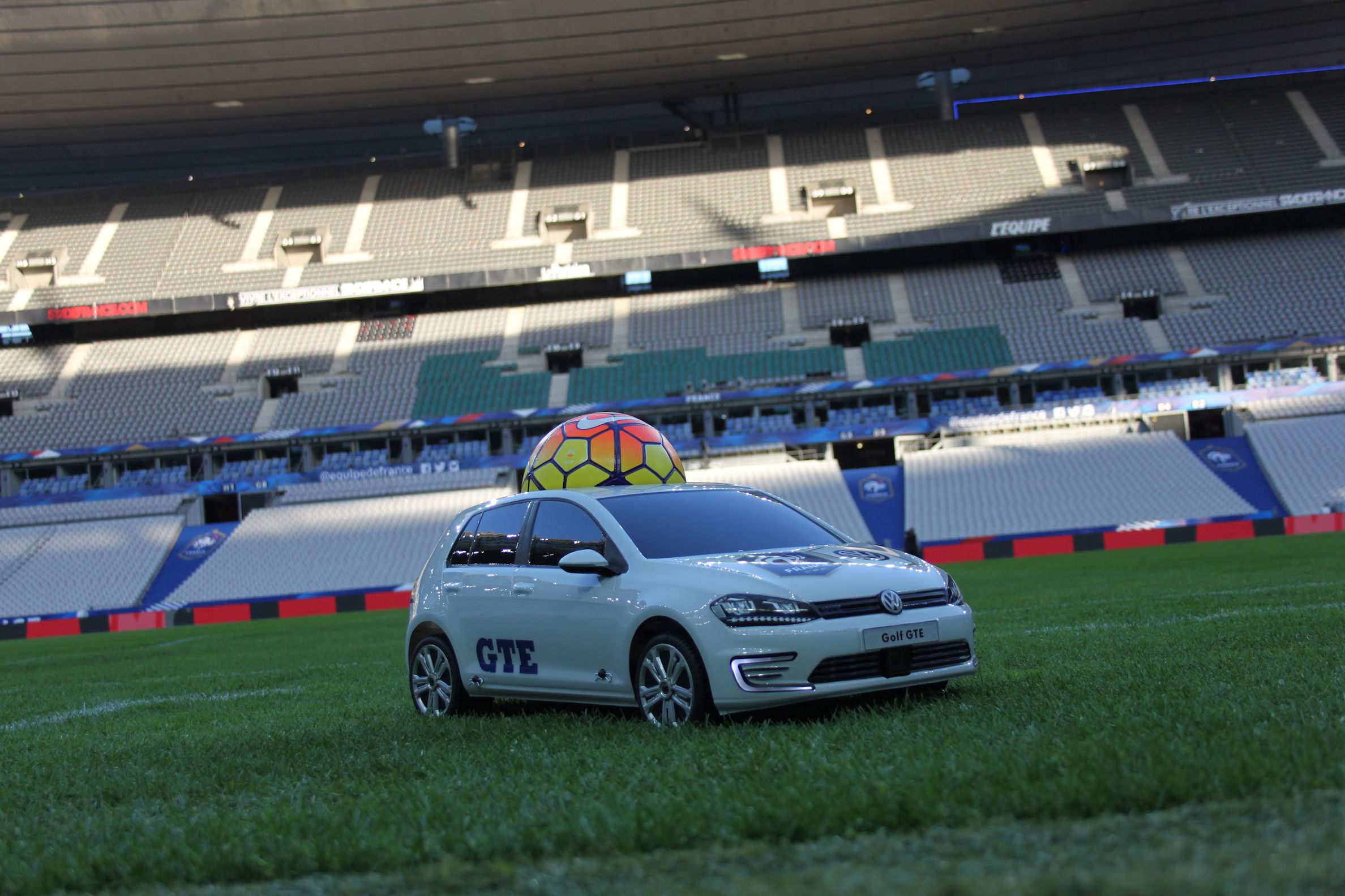 VW_Golf_GTE_Stade_de_France_2015_